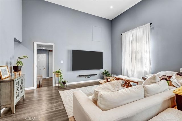 15012 Wyandotte, Los Angeles, CA 91405