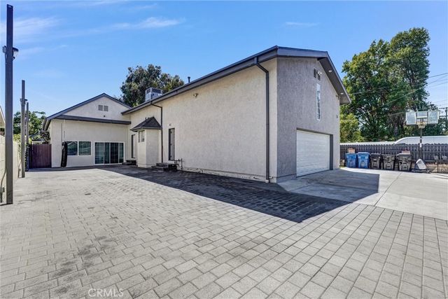 15012 Wyandotte, Los Angeles, CA 91405