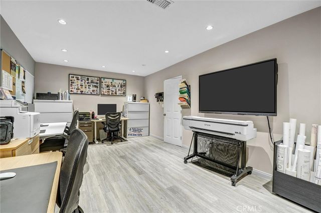 15012 Wyandotte, Los Angeles, CA 91405
