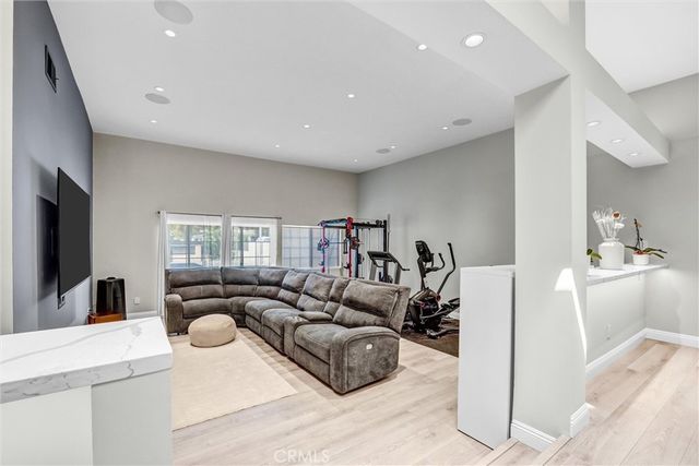 15012 Wyandotte, Los Angeles, CA 91405