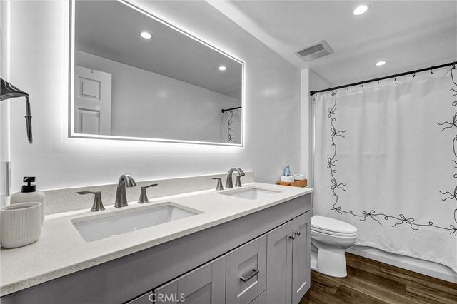 15012 Wyandotte, Los Angeles, CA 91405