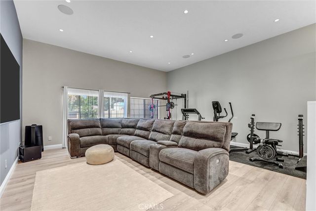 15012 Wyandotte, Los Angeles, CA 91405