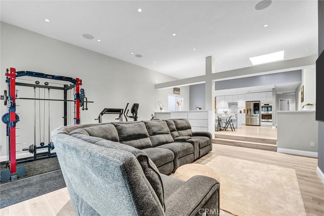 15012 Wyandotte, Los Angeles, CA 91405