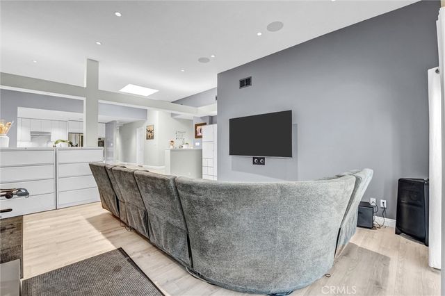 15012 Wyandotte, Los Angeles, CA 91405