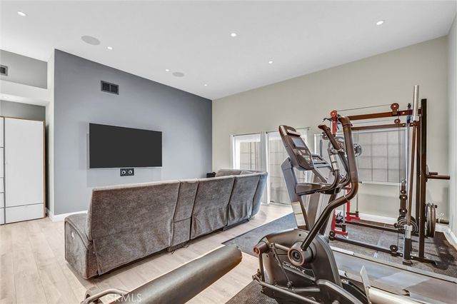 15012 Wyandotte, Los Angeles, CA 91405
