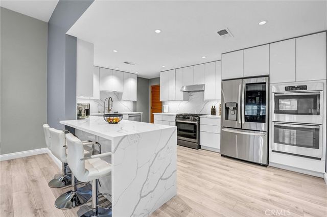 15012 Wyandotte, Los Angeles, CA 91405