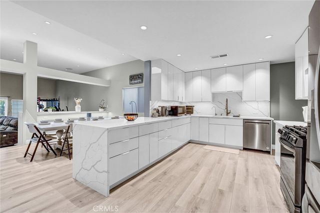 15012 Wyandotte, Los Angeles, CA 91405