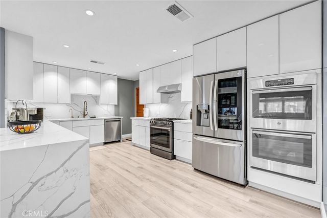 15012 Wyandotte, Los Angeles, CA 91405
