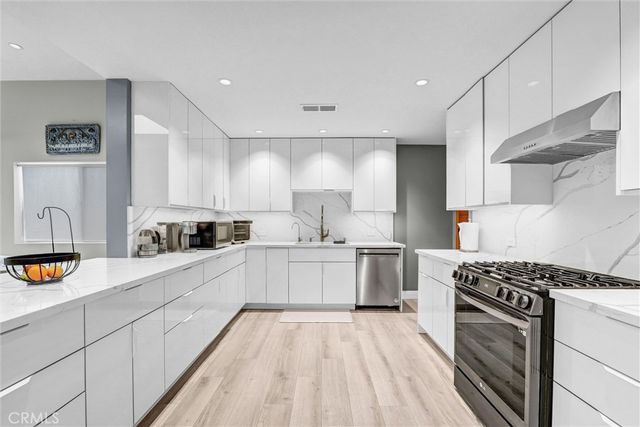 15012 Wyandotte, Los Angeles, CA 91405