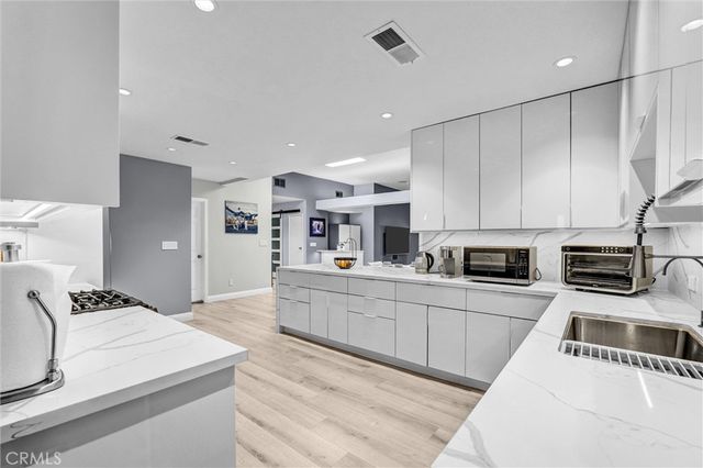 15012 Wyandotte, Los Angeles, CA 91405