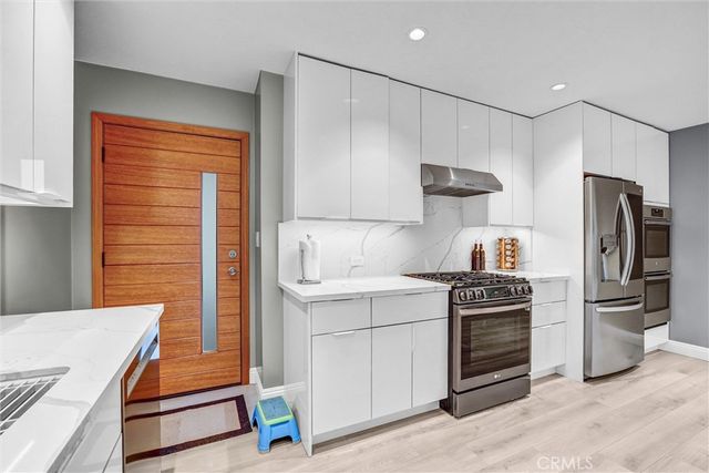 15012 Wyandotte, Los Angeles, CA 91405