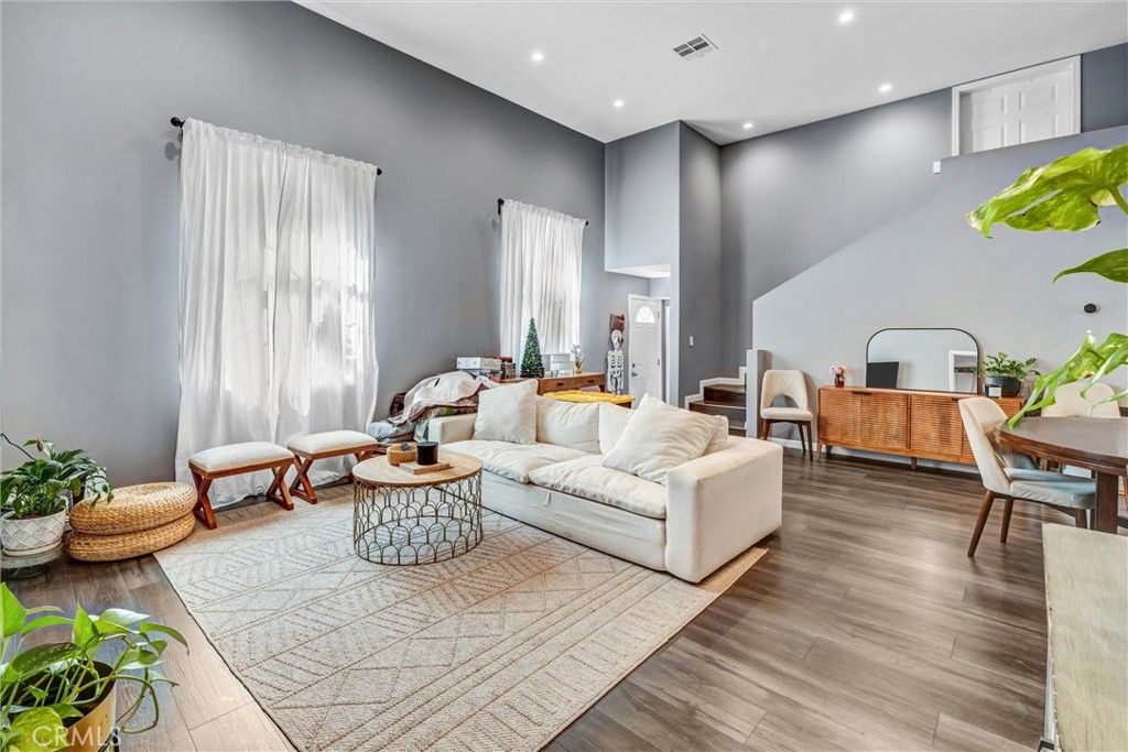15012 Wyandotte, Los Angeles, CA 91405