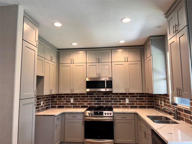 715 Seydler Street, East Bernard, TX 77435