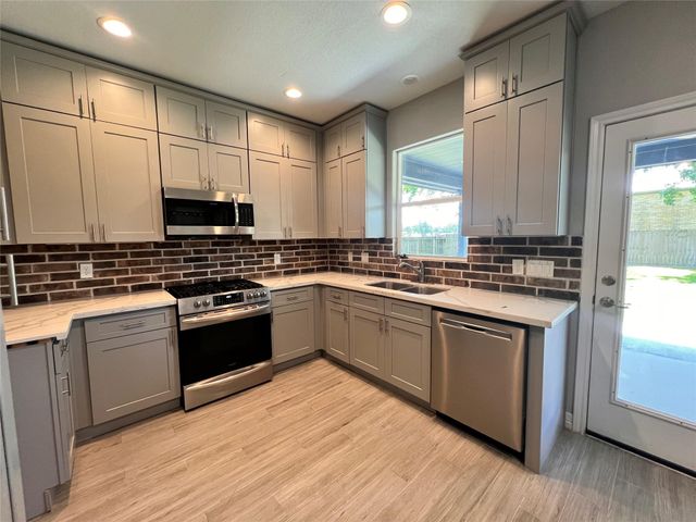 715 Seydler Street, East Bernard, TX 77435