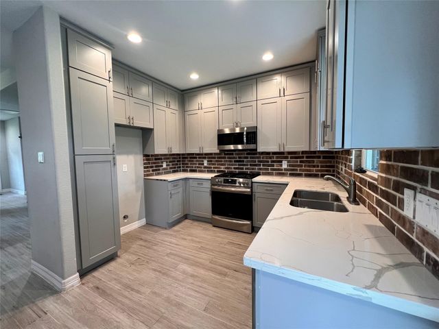 715 Seydler Street, East Bernard, TX 77435