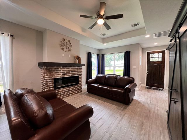 715 Seydler Street, East Bernard, TX 77435