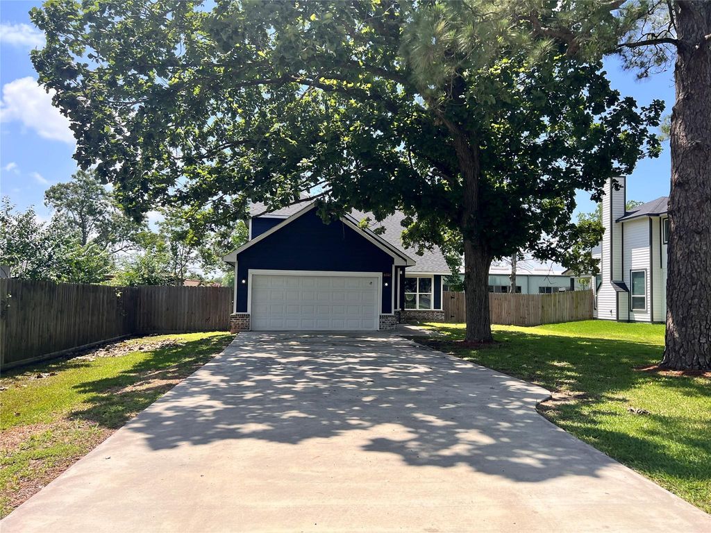 715 Seydler Street, East Bernard, TX 77435