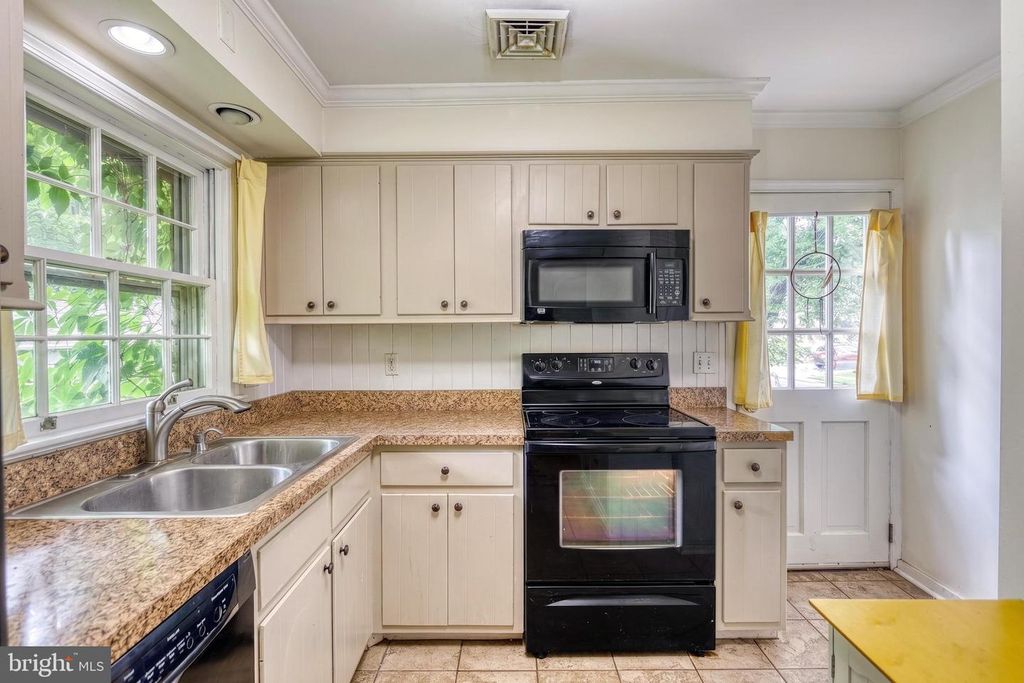 Image 15 of property listing at 861 W FOXCROFT DR, Camp Hill, PA 17011