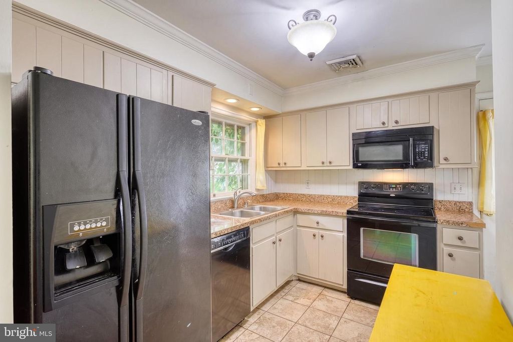Image 16 of property listing at 861 W FOXCROFT DR, Camp Hill, PA 17011