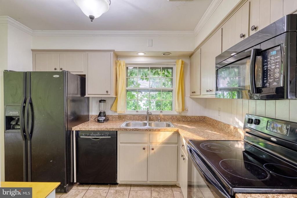 Image 17 of property listing at 861 W FOXCROFT DR, Camp Hill, PA 17011