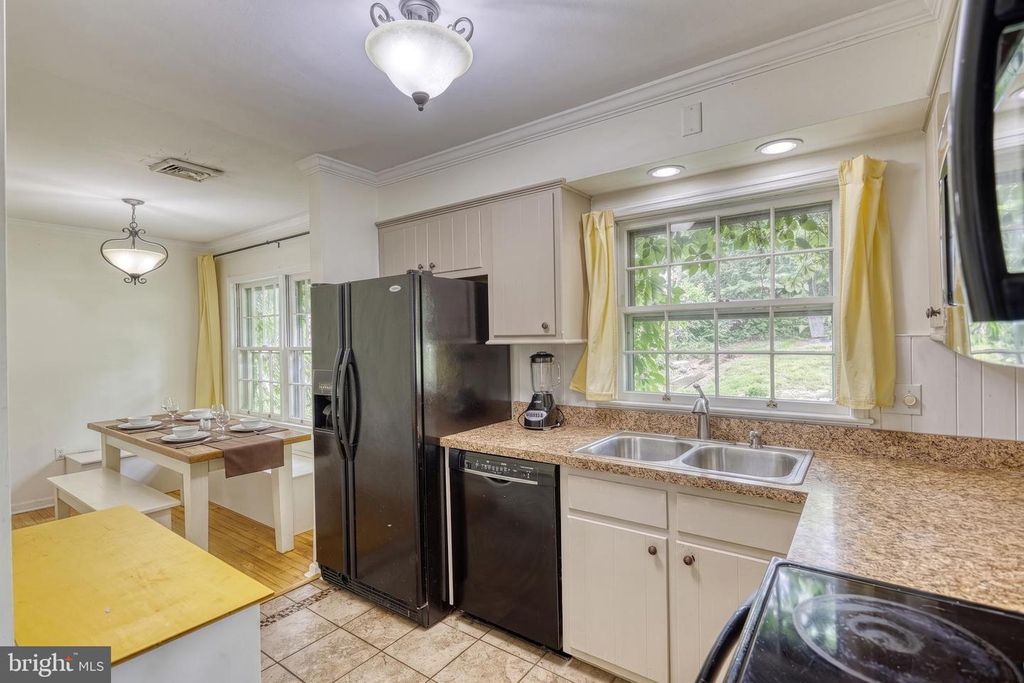 Image 18 of property listing at 861 W FOXCROFT DR, Camp Hill, PA 17011