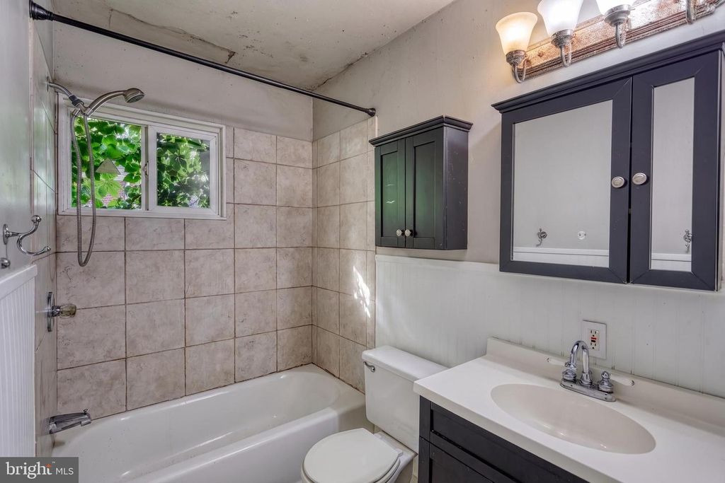 Image 26 of property listing at 861 W FOXCROFT DR, Camp Hill, PA 17011