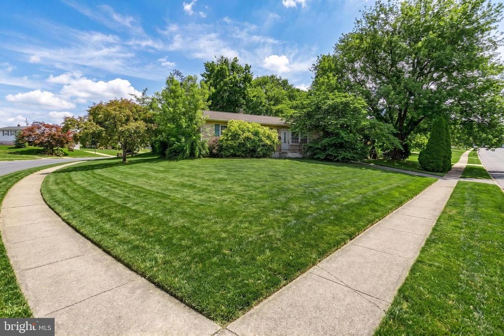 Image 34 of property listing at 861 W FOXCROFT DR, Camp Hill, PA 17011