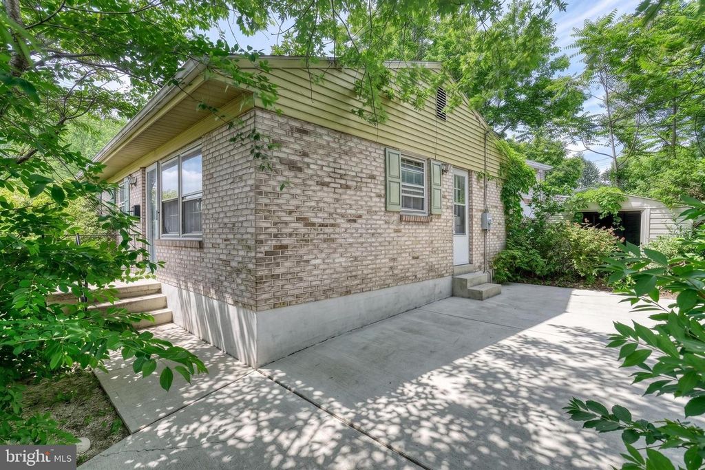 Image 6 of property listing at 861 W FOXCROFT DR, Camp Hill, PA 17011