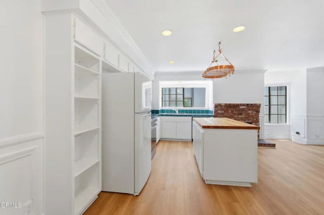 22028 Collins Street 1, Woodland Hills, CA 91367