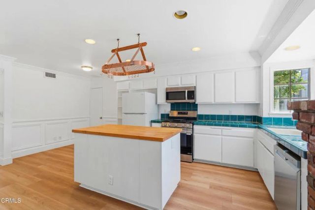 22028 Collins Street 1, Woodland Hills, CA 91367