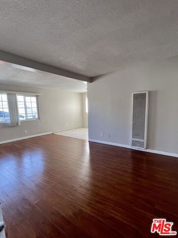 1162 ROLLAND CURTIS Place 5, Los Angeles, CA 90037