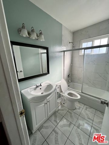 1162 ROLLAND CURTIS Place 5, Los Angeles, CA 90037