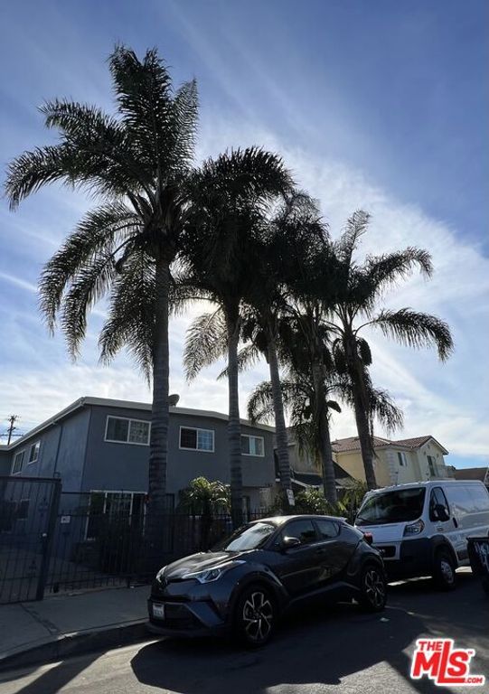 1162 ROLLAND CURTIS Place 5, Los Angeles, CA 90037