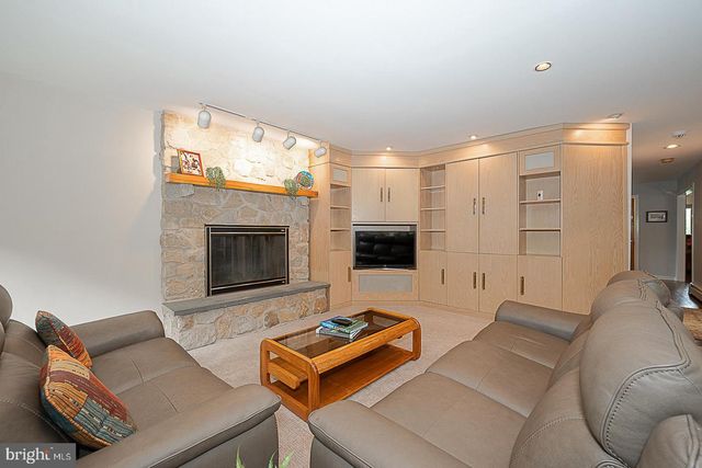 214 CORNELL DR, Bryn Mawr, PA 19010
