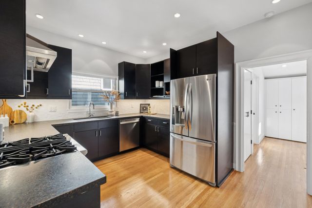 737 61st St, Oakland, CA 94609