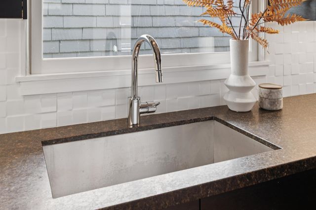 737 61st St, Oakland, CA 94609