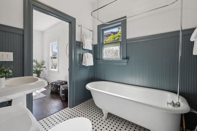 737 61st St, Oakland, CA 94609