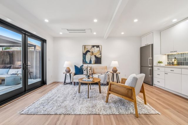 737 61st St, Oakland, CA 94609