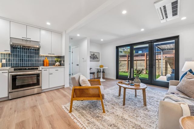 737 61st St, Oakland, CA 94609