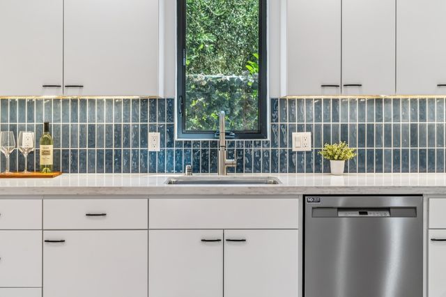 737 61st St, Oakland, CA 94609