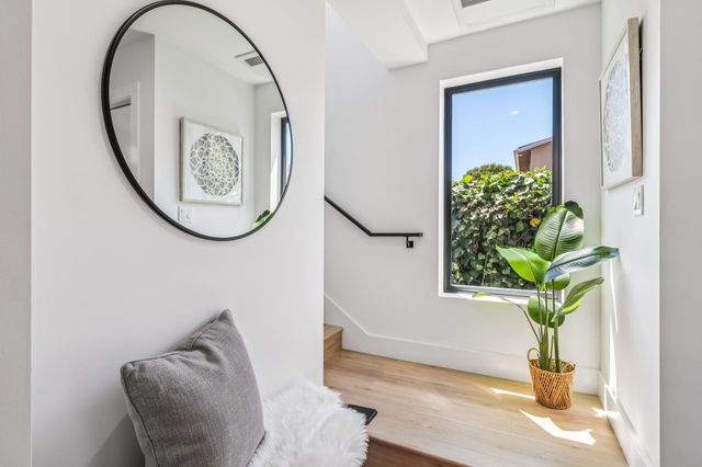 737 61st St, Oakland, CA 94609