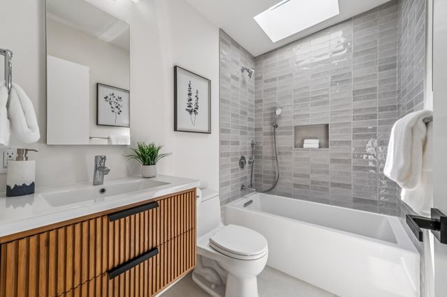 737 61st St, Oakland, CA 94609