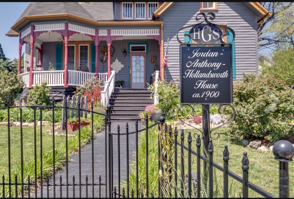 210 S 6th St, Pulaski, TN 38478