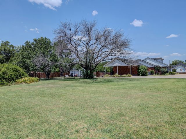 405 N Wickham Street, Alvord, TX 76225