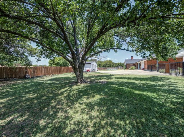 405 N Wickham Street, Alvord, TX 76225