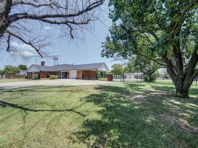 405 N Wickham Street, Alvord, TX 76225