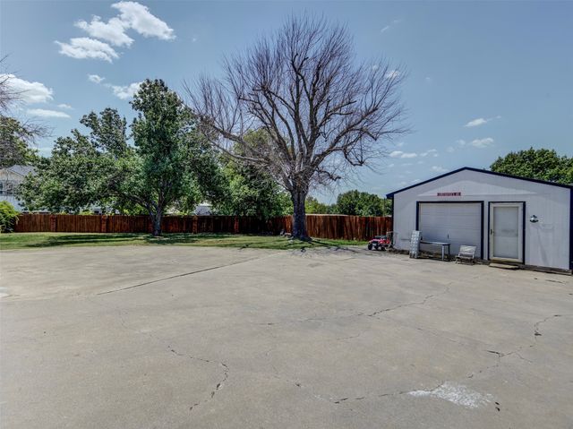 405 N Wickham Street, Alvord, TX 76225
