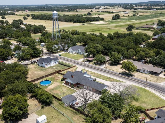 405 N Wickham Street, Alvord, TX 76225