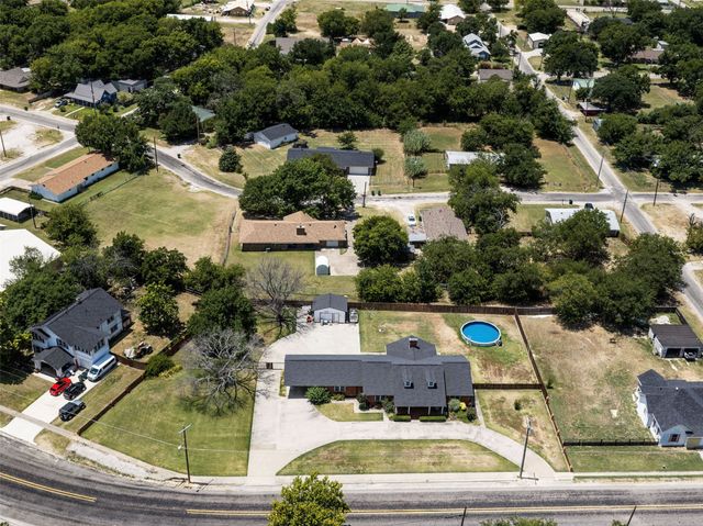405 N Wickham Street, Alvord, TX 76225
