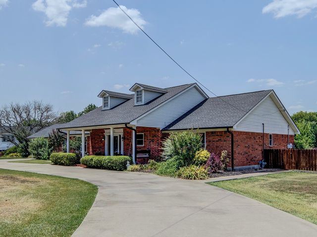 405 N Wickham Street, Alvord, TX 76225